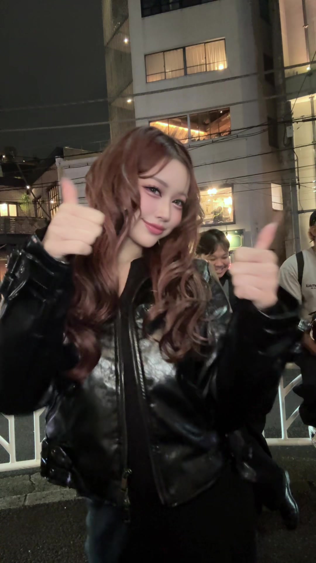 後ろにいるのはマネとヘアメさんみんなで移動前の待機中 #fyp 