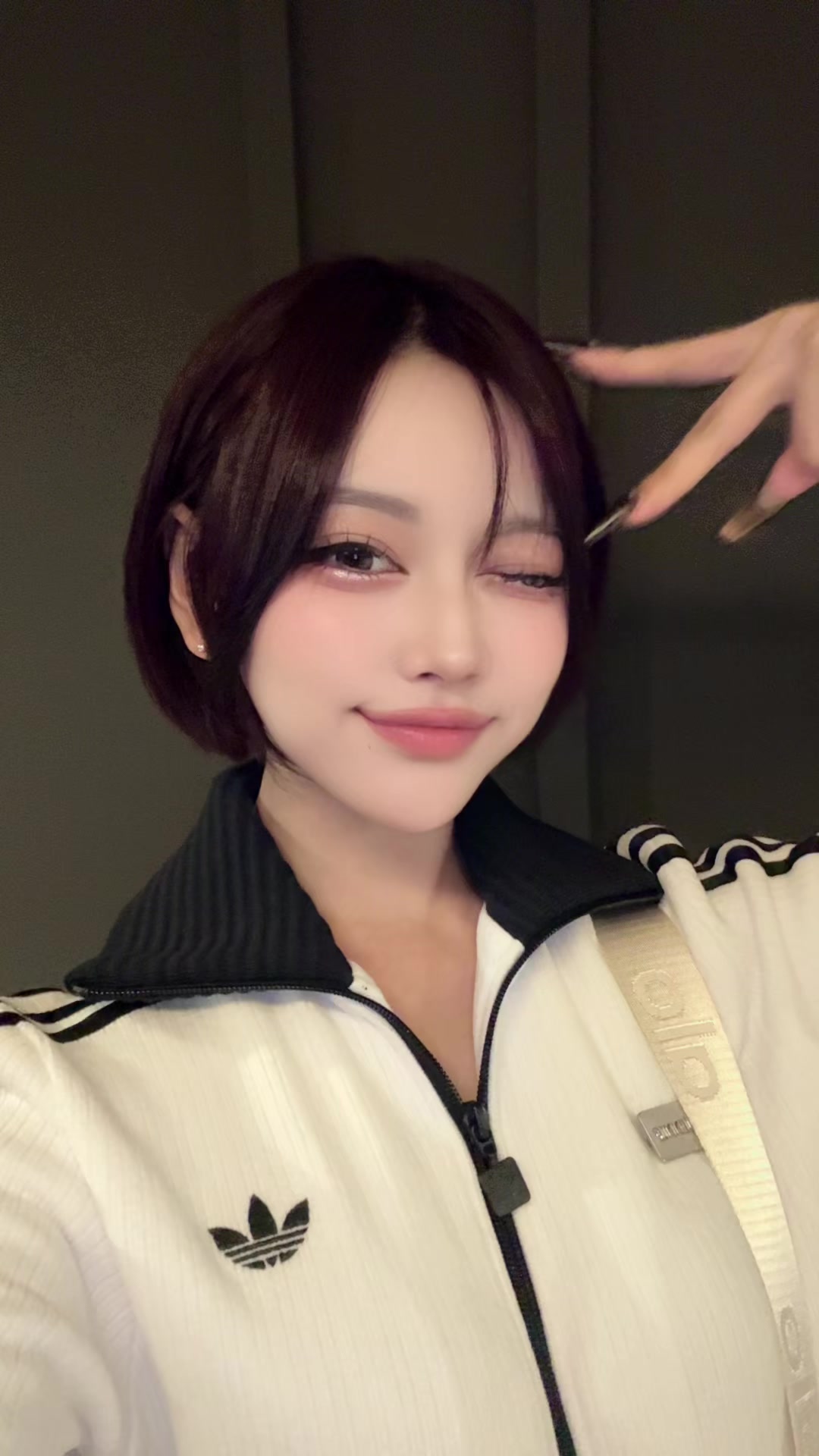 ジェニちゃんとコラボのadidas買えたけどすぐ汚しそうでマネージャーに心配されながらレジに行ったwww#fyp 