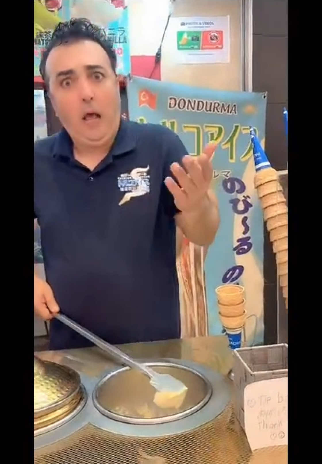 トルコアイスおじさんとコラボ なんばのトルコアイスのお店 500円でこんなにサービスしてくれちゃうよ😂 てか電波悪かった