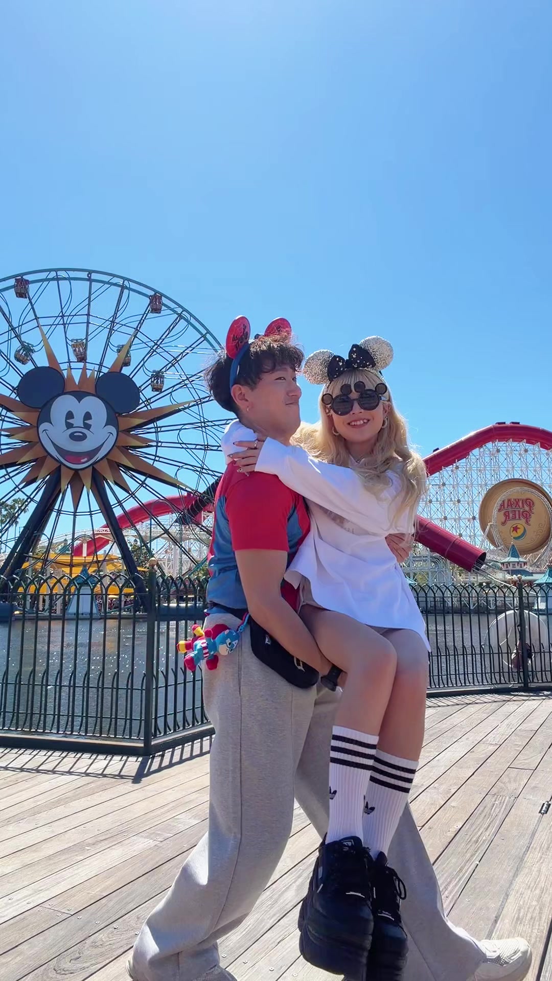 ディズニーデート👫💞 うちゃんに色んな所に運んでもらったよ👦🏻🫶 #夫婦 #ディズニー #ディズニーコーデ #アナハイム
