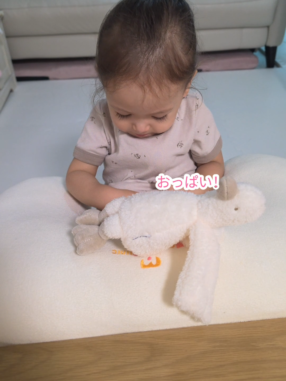 いつも一生懸命に弟のお世話をする2歳のお姉ちゃん。ある日突然ママの授乳クッション使ってアヒルさんにおっぱいあげだしたの。