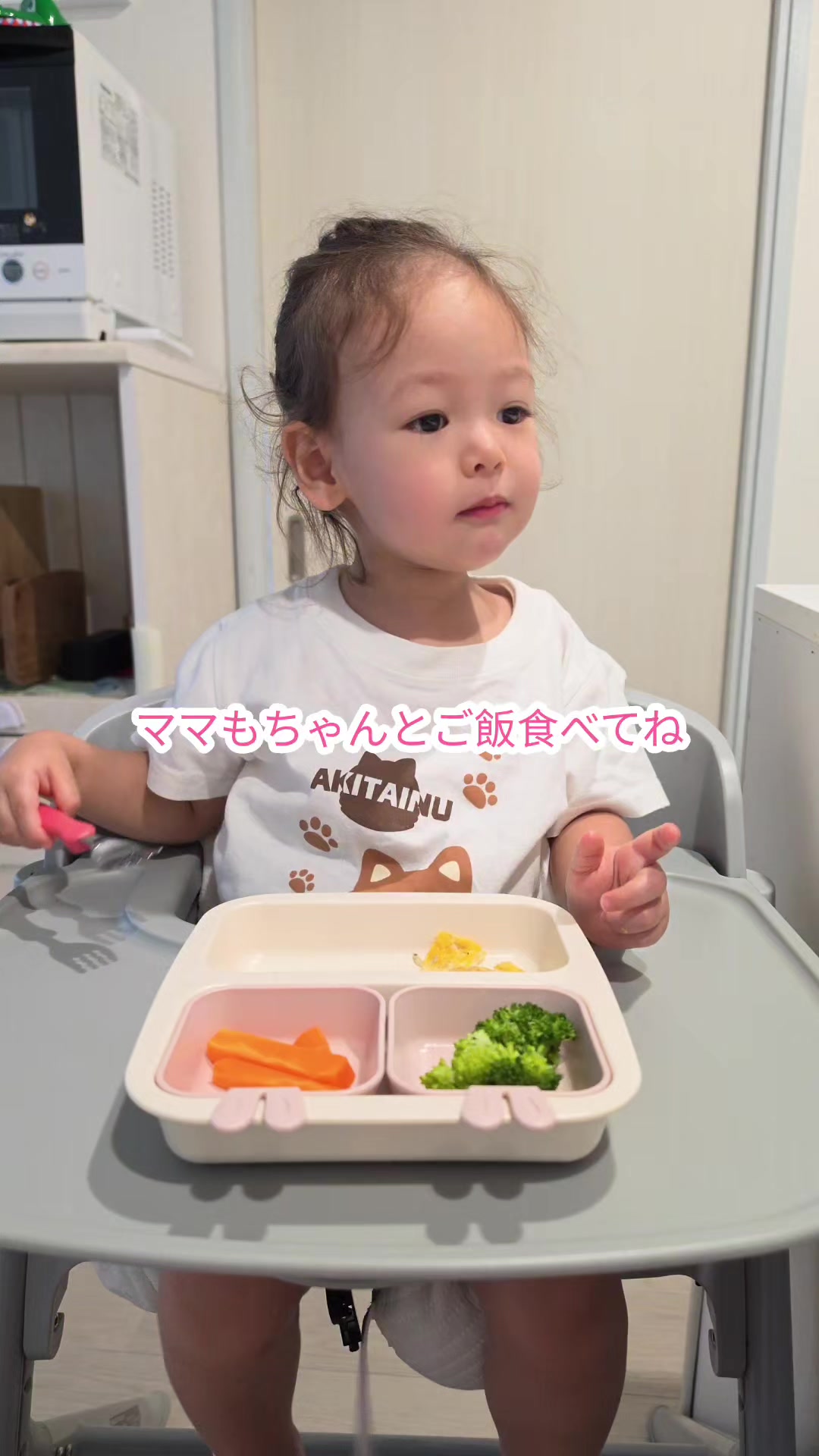 最後wwwwもうすでにダダの扱いに慣れてきたるる姫👸またなんか言ってるね～って上手にかわしてます😂#2歳 #朝ご飯 #バ