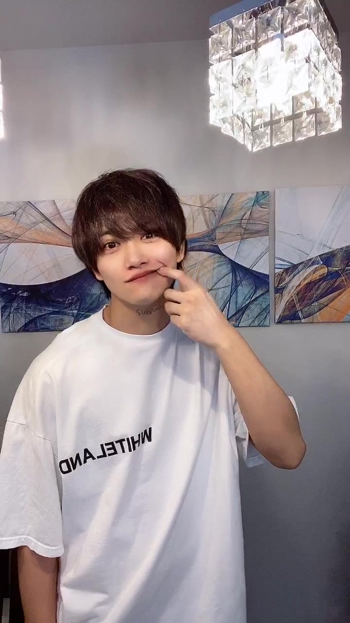 これはまじでやばい。病んだ。#白tシャツの子 #セクシー #おうちで過ごし隊 #そろそろ痩せなきゃ本気でヤバい
