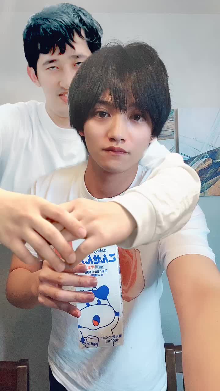 牛乳１リットルチャレンジ腹パンパンになるやつ。カラクリあります。#牛乳チャレンジ #最高かもよ