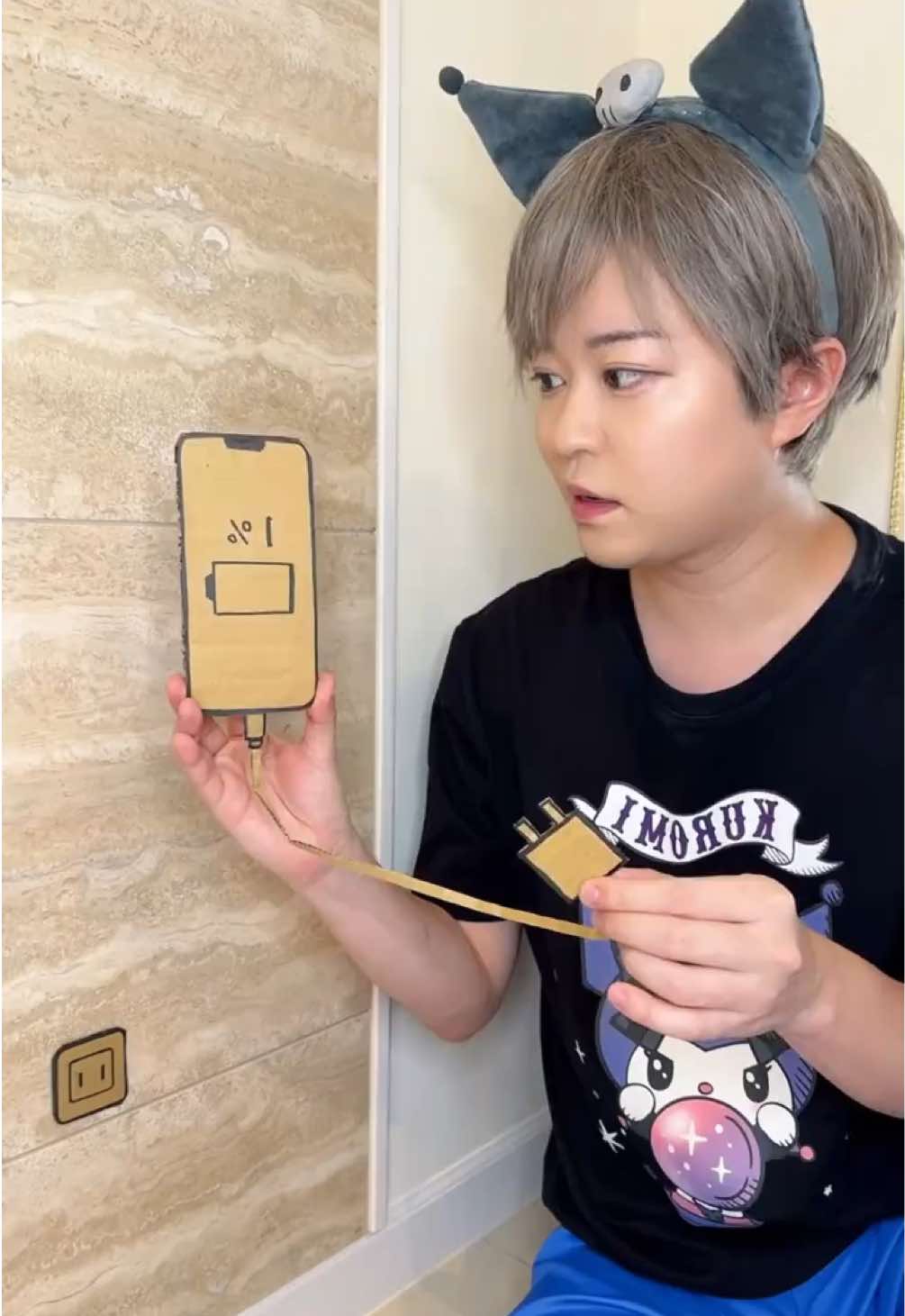 I can't charge my cardboard phone